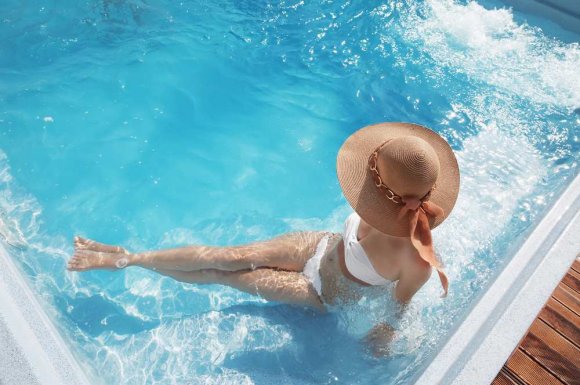 Piscine sur mesure avec cascade